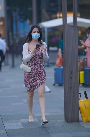 碎花吊带裙少妇