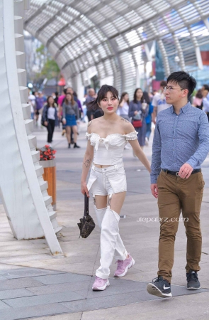 街拍热裤低胸装美眉