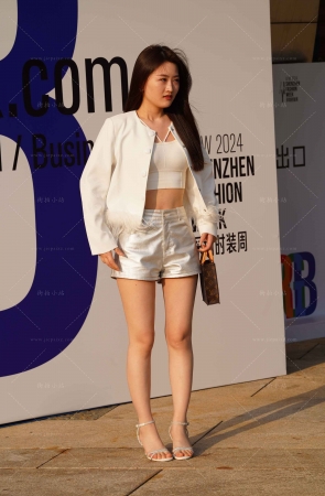 美腿妹子跟成熟韵味姐姐