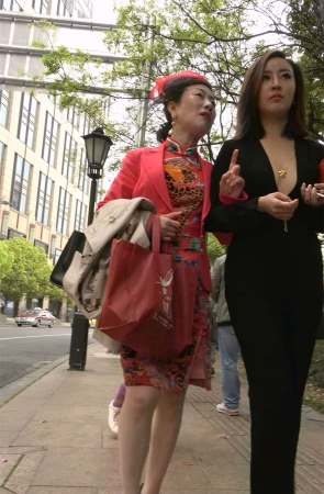 低胸V领劲爆火辣身材的高挑黑衣性感女神