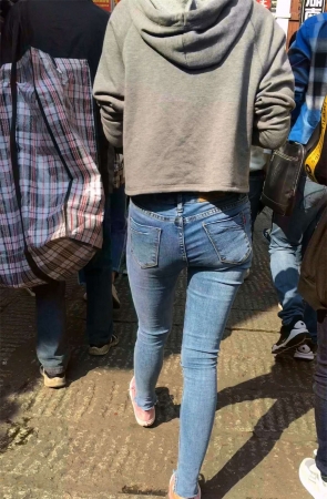 紧身蓝牛苗条细腿美女