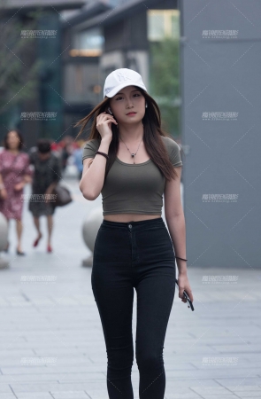 听歌的美女