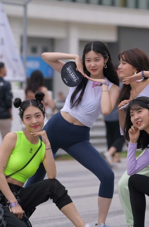 可爱的蓝色瑜伽裤小姐姐