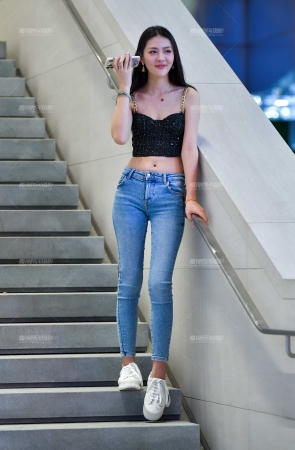 &漂亮牛仔裤美女