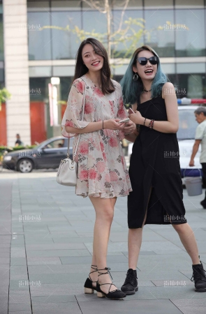 连衣裙美女