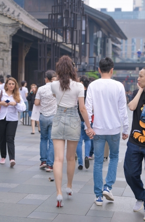 柳丁高跟，白皙美腿女友