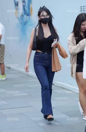 紧牛眼镜妹
