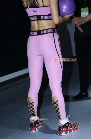 玩运动球的火辣美女