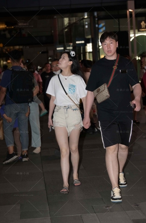 热裤小女友