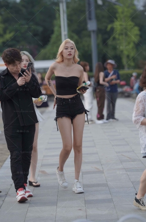 黑色热裤美眉