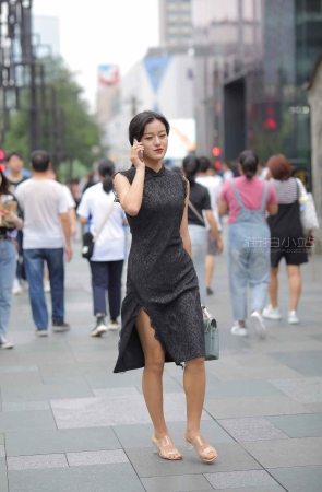街拍气质开叉裙美女