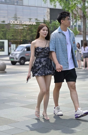 帅哥的白皙女盆友