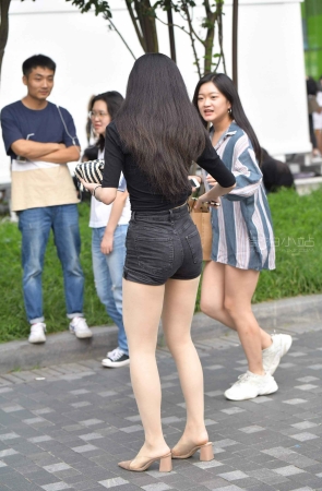 小姐姐爱拍照