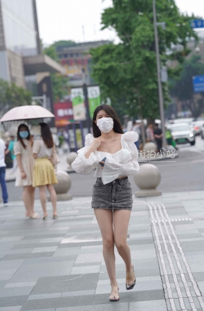 街拍灰色牛仔短裙美眉