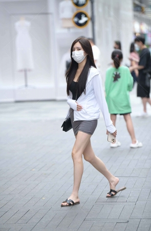 街拍灰色短裙清新小姐姐