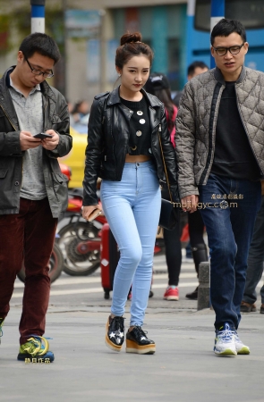 漂亮的蓝牛妹子----（14P）