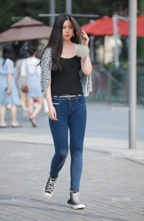 提臀牛仔裤小姐姐