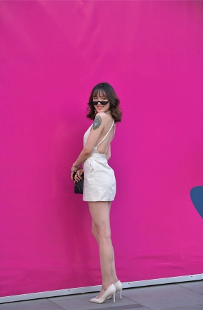 红石街拍作品 - 高跟裸背性感长腿美女