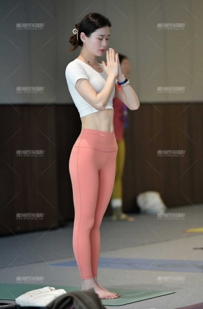 &苗条瑜伽紧身裤美女