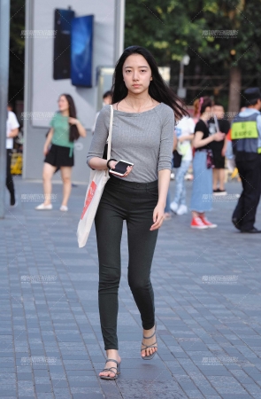紧牛美女！
