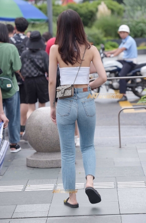 玩手机的美女