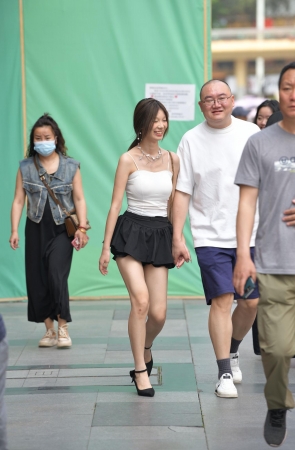 小鸟依人般的姑娘··