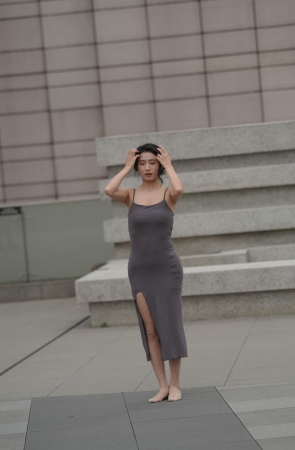 跳舞的连体包臀裙美女