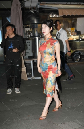 搭讪街拍旗袍装韵味美女