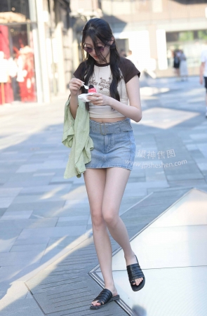 2375-7=93/笔直美腿闺蜜【套图➕视频】 13P