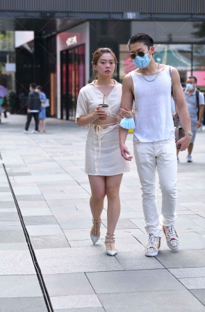 超薄白裙美女女友