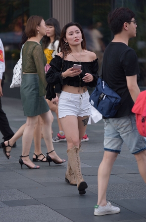热裤美女