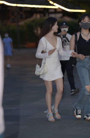 白色连衣裙甜美动人