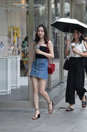 牛仔裙美女