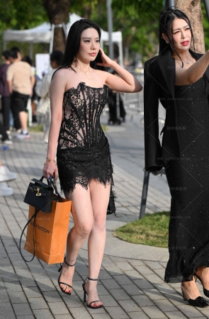 241026-19=113√性感超短裙小姐姐 14P