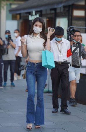 街拍牛仔裤长腿美女