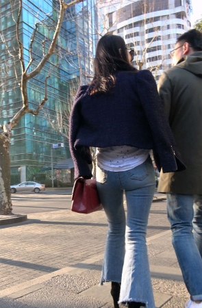 街拍宽臀牛仔喇叭裤熟女姐姐