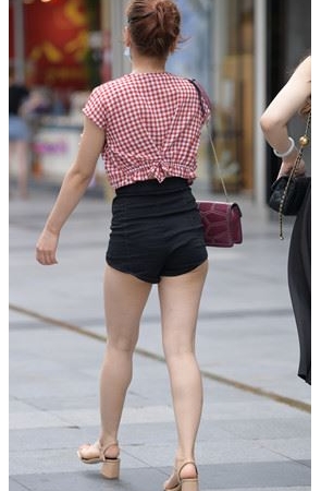 高腰黑色短裤妹子(76P)