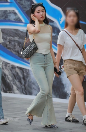 浅牛仔裤美女