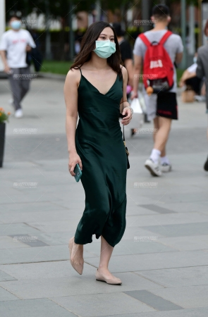 &漫步长裙美女&