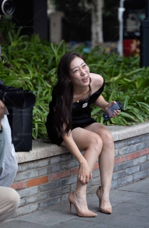 241010-12=16 街头性感熟女美腿 6P