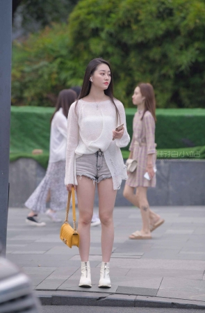 街拍热裤辣妹子