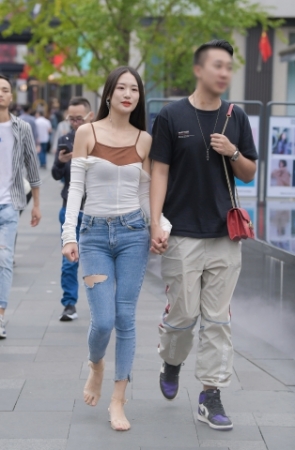 破洞紧牛女友