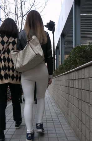 极品紧身白裤丰腴美臀性感美女