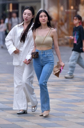 &针织吊带牛仔美女