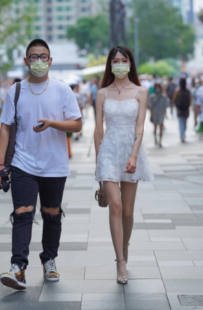 白色吊带裙小姐姐