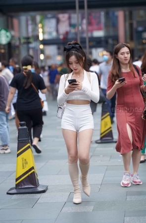 街拍白热牛小姐姐