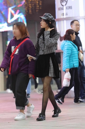黑 丝短裙妹子