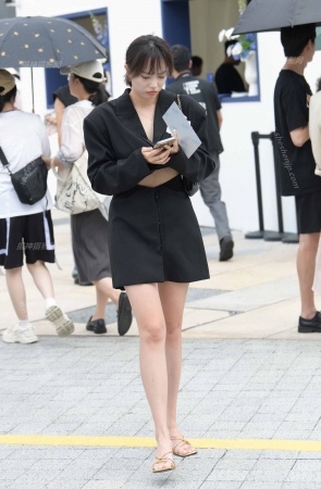 23916-12=97√美腿美足轻熟女【套图➕视频】 16P