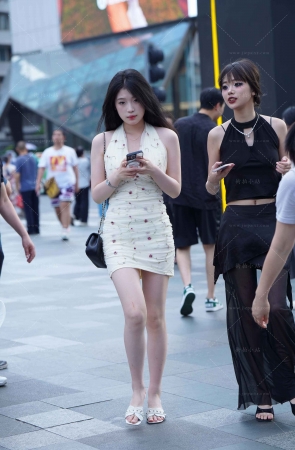 白皙的短裙妹纸