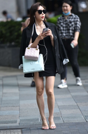 咔喳街拍作品 - 对面的短裙高跟